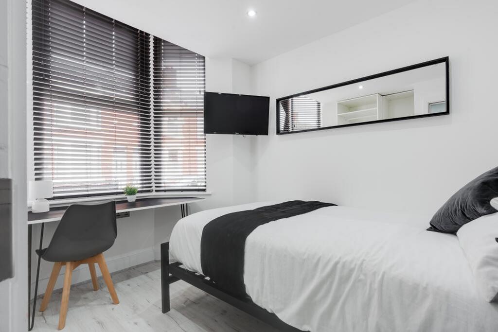 This stylish double bedroom features ample natu...