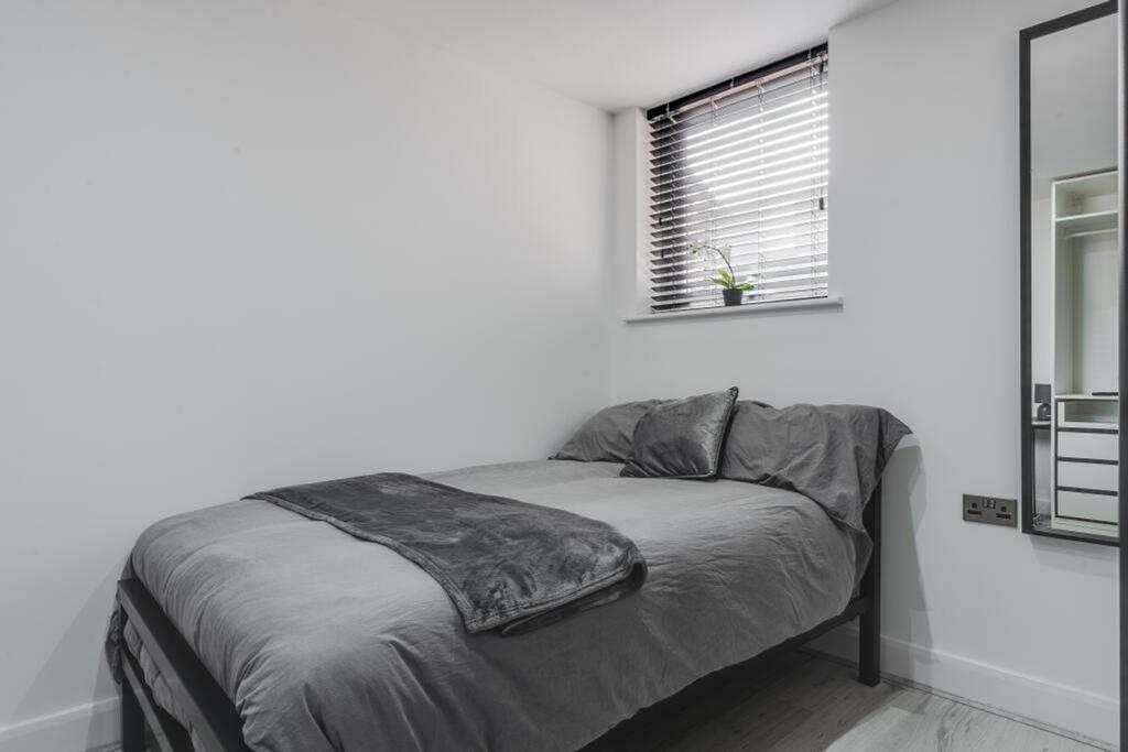 A cozy double bedroom featuring modern decor, a...