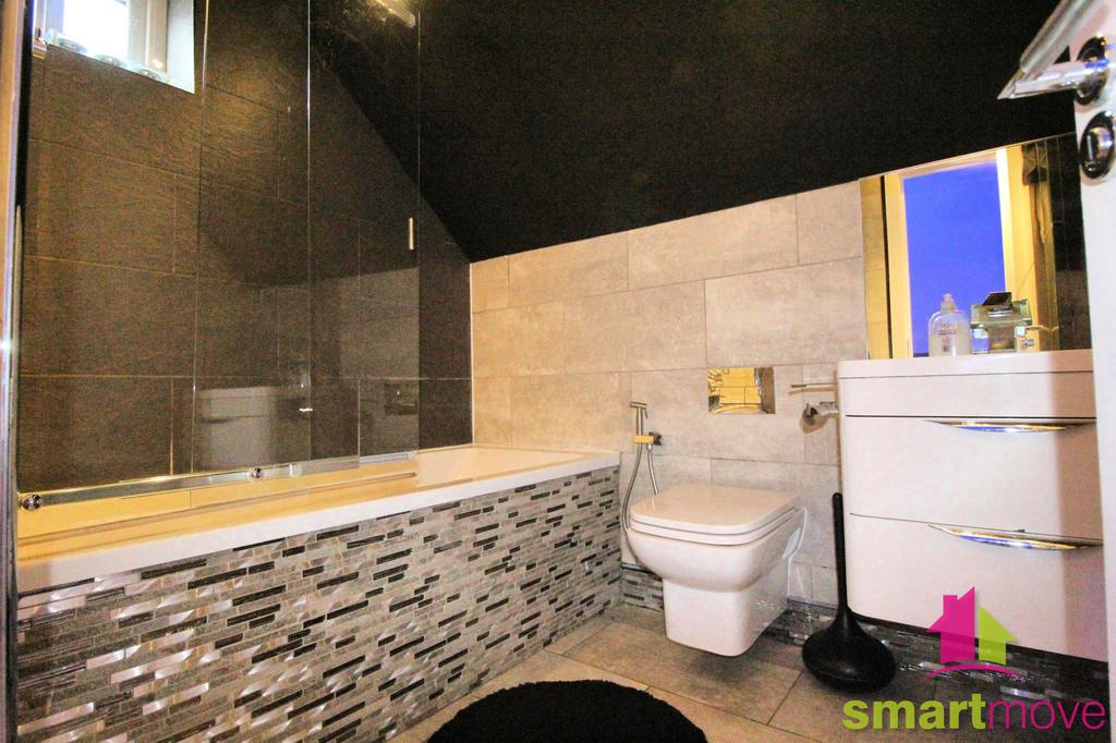 Ensuite with Bedroom 4