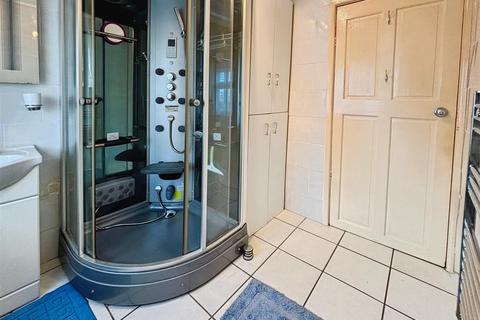 4 Gregory Crescent, Bradford, BD7 4PG