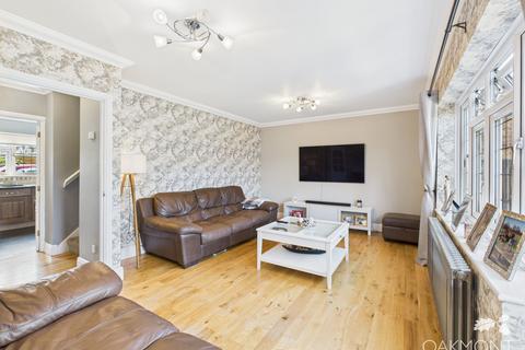 28b Cardinal Way, Rainham, RM13 9RB