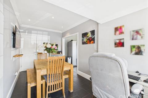 28b Cardinal Way, Rainham, RM13 9RB