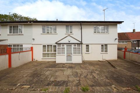 8 Chiltern Dene, Enfield, EN2 7HH