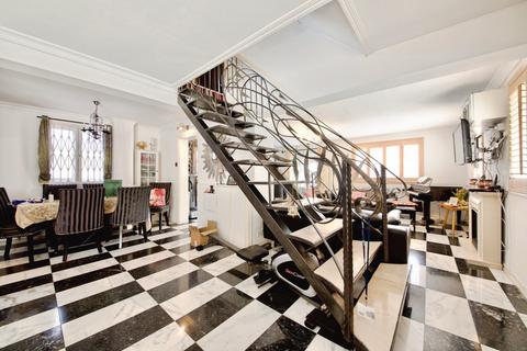 8 Chiltern Dene, Enfield, EN2 7HH