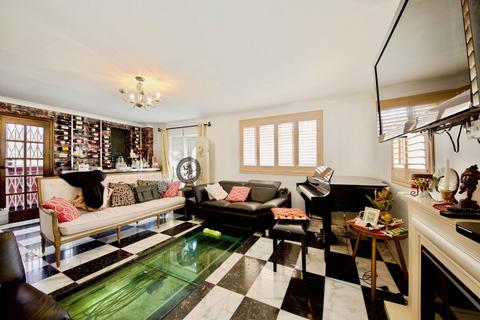8 Chiltern Dene, Enfield, EN2 7HH