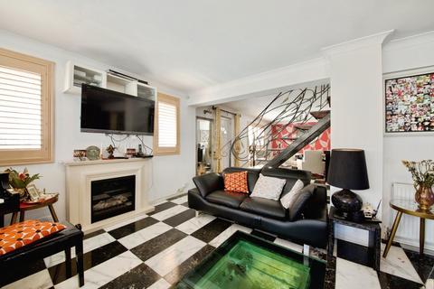 8 Chiltern Dene, Enfield, EN2 7HH