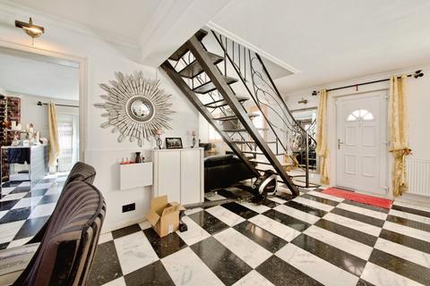 8 Chiltern Dene, Enfield, EN2 7HH