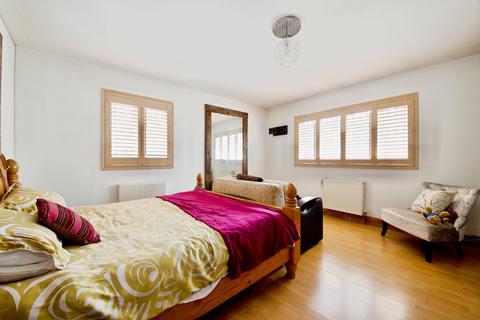 8 Chiltern Dene, Enfield, EN2 7HH
