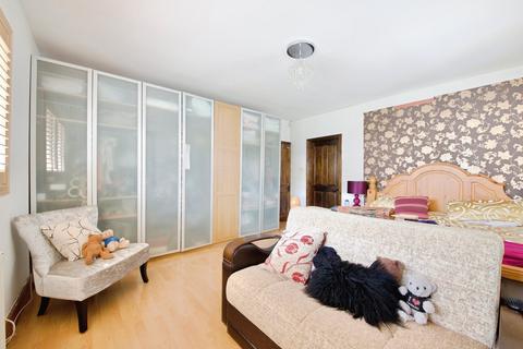 8 Chiltern Dene, Enfield, EN2 7HH