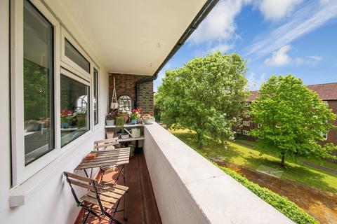 3 bedroom flat for sale, Magnolia Court, West Hall Road, Kew, Richmond, Surrey TW9