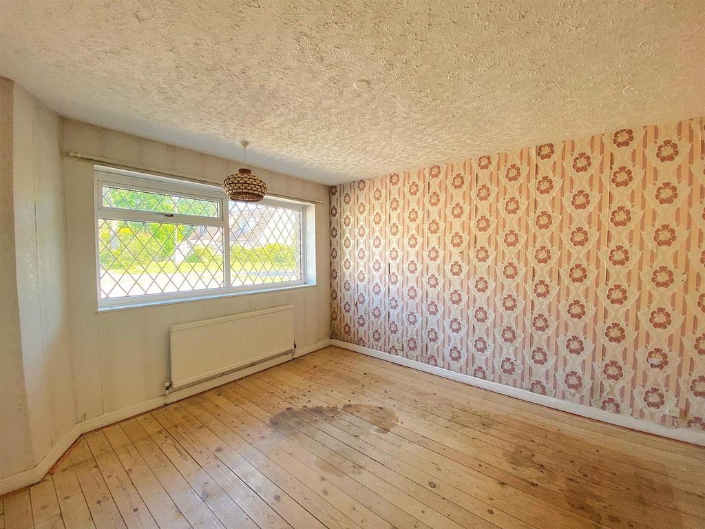 3 HAwkhurst Way - Bed1.jpg
