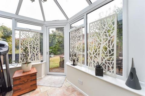 31 Bircholt Road, Liphook, GU30 7PQ
