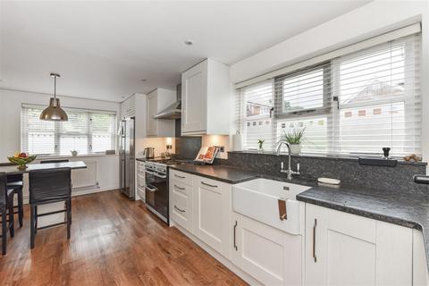 31 Bircholt Road, Liphook, GU30 7PQ