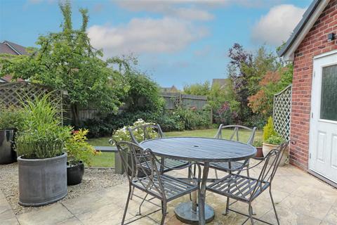 18 Esingdon Drive, Thame, OX9 3DS
