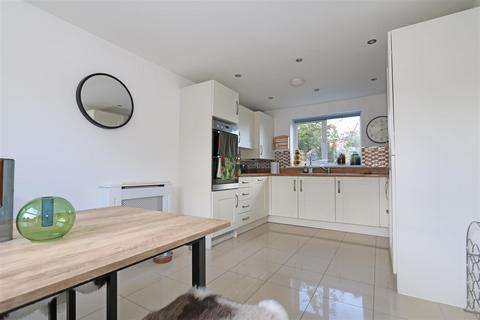 18 Esingdon Drive, Thame, OX9 3DS