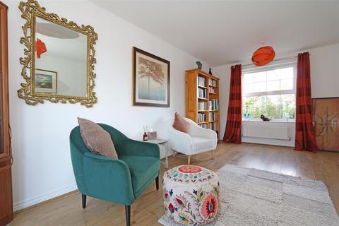 18 Esingdon Drive, Thame, OX9 3DS
