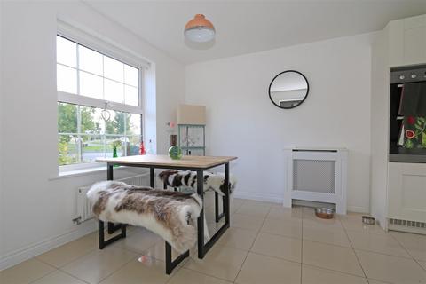 18 Esingdon Drive, Thame, OX9 3DS