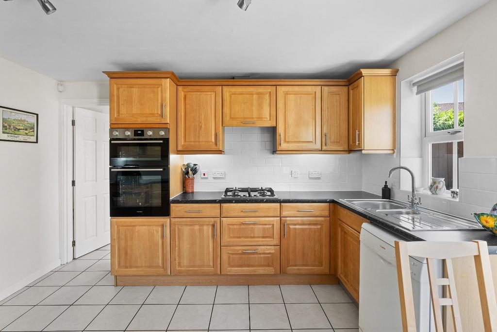31 Grange Farm Rd  BS49 4 RB 16.jpg
