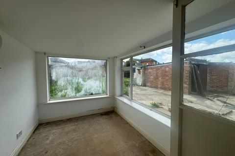 10 Chiltern Drive, Bury, BL8 1QY