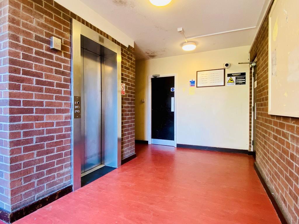 Communal area and lift GF