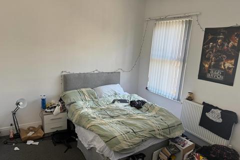 3 bedroom terraced house to rent, Halsbury Road, Kensington, Liverpool