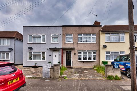 3 bedroom terraced house to rent, Woburn Avenue, Elm Park, Hornchurch, Essex, RM12