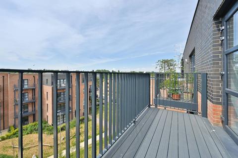 3 bedroom flat for sale, Parkside, Watford WD25