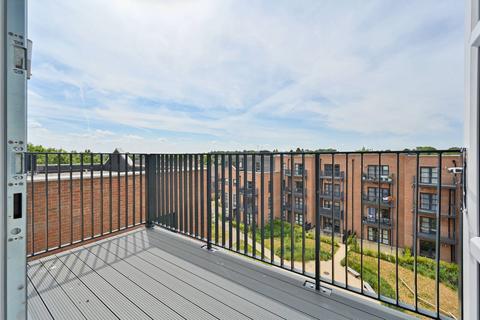 3 bedroom flat for sale, Parkside, Watford WD25