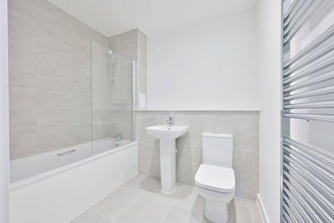2 bedroom flat for sale, Parkside, Watford WD25