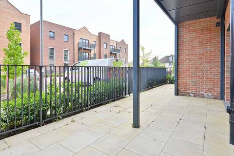 2 bedroom flat for sale, Parkside, Watford WD25