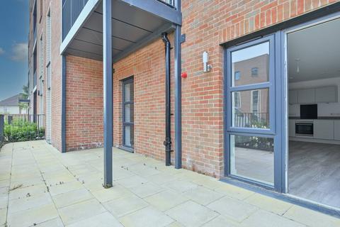 2 bedroom flat for sale, Parkside, Watford WD25
