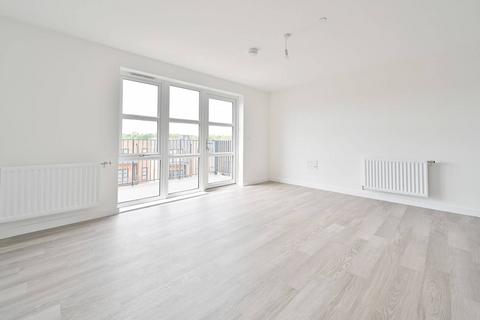 3 bedroom flat for sale, Parkside, Watford WD25