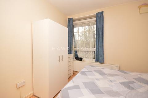 1 bedroom in a flat share to rent, Gill Street, London, Greater London. E14