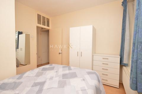 1 bedroom in a flat share to rent, Gill Street, London, Greater London. E14