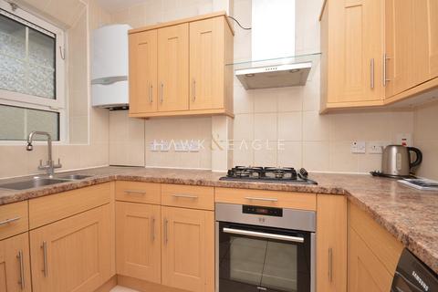 1 bedroom in a flat share to rent, Gill Street, London, Greater London. E14
