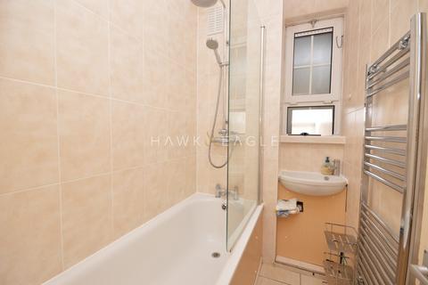 1 bedroom in a flat share to rent, Gill Street, London, Greater London. E14