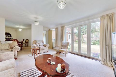 122 Wraysbury Drive, Yiewsley, West Drayton, UB7 7FR