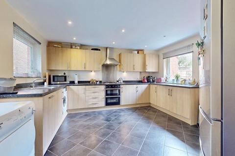 122 Wraysbury Drive, Yiewsley, West Drayton, UB7 7FR