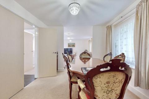 122 Wraysbury Drive, Yiewsley, West Drayton, UB7 7FR