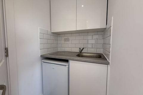 6 bedroom semi-detached house to rent, Greatfields Drive, Uxbridge, UB8