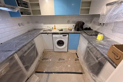6 bedroom semi-detached house to rent, Greatfields Drive, Uxbridge, UB8