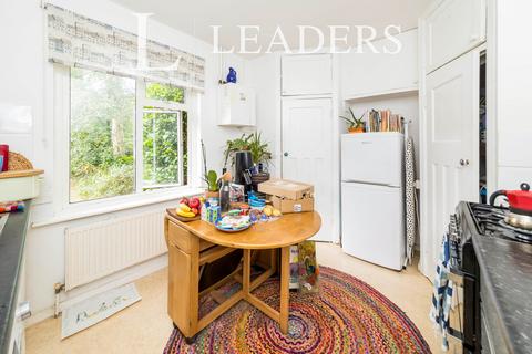 3 bedroom semi-detached house to rent, Knole Grove, East Grinstead