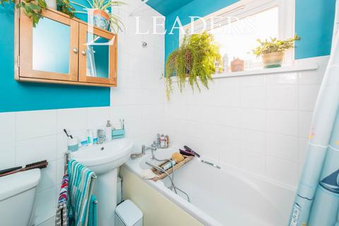 3 bedroom semi-detached house to rent, Knole Grove, East Grinstead