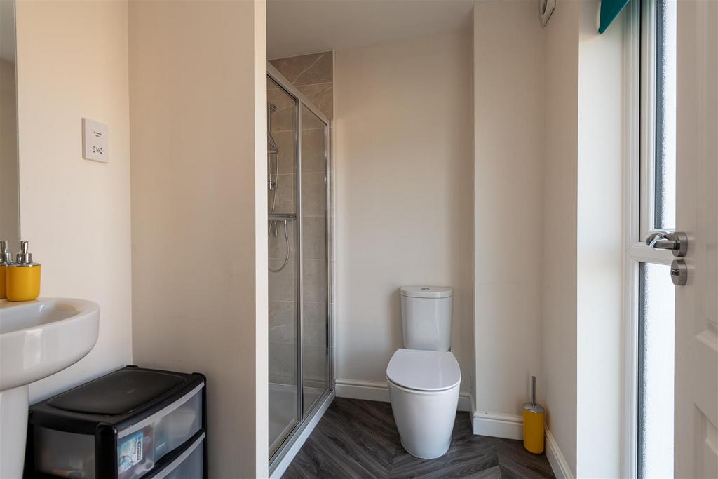 Ensuite bed 2.jpg