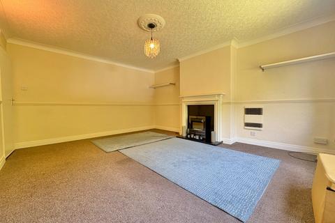 3 bedroom flat to rent, Wetherby Road, Roundhay, Leeds, LS8
