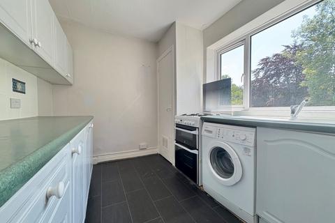 3 bedroom flat to rent, Wetherby Road, Roundhay, Leeds, LS8