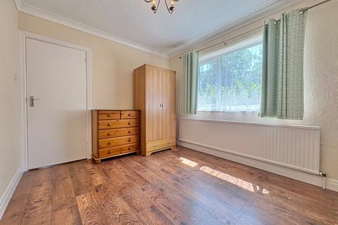 3 bedroom flat to rent, Wetherby Road, Roundhay, Leeds, LS8