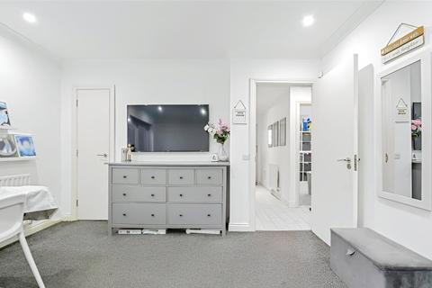 38 Davis Way, Sidcup, DA14 5JR