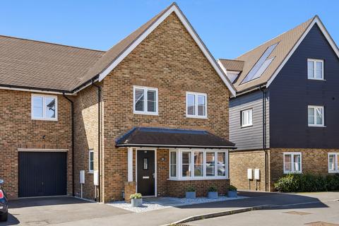 4 bedroom house for sale, Reeves Crescent, Horley RH6