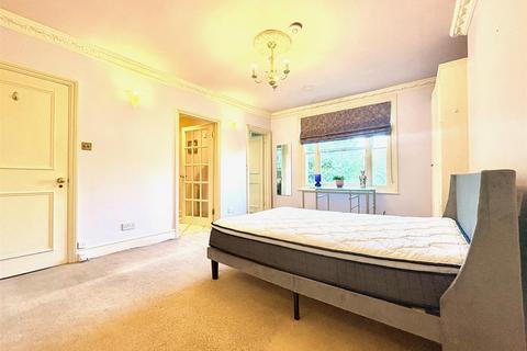 Studio to rent, Barclay Road, London